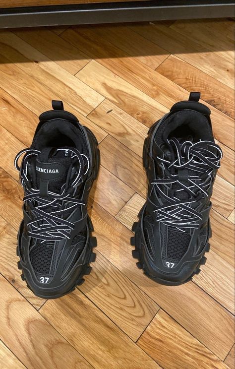 Balenciaga Track Sneakers, Track Sneakers, Tenis Vans, Trendy Shoes Sneakers, Pretty Shoes Sneakers, Kicks Shoes, Shoe Wishlist, Shoes Outfit Fashion, Balenciaga Track