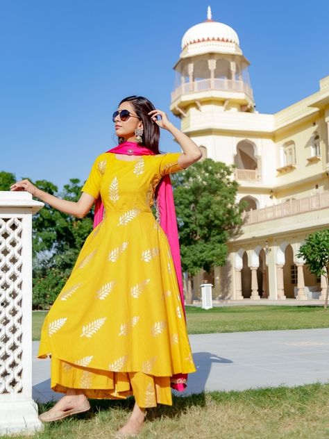 Are you worried that you’ll not get the right Haldi ceremony outfit to look like the perfect bride? Worry not. We are here to help you out. Scroll to the below list of some really amazing outfits that you can wear for your Haldi function. Haldi Dress Ideas For Sisters, Dress For Haldi Function, Haldi Function Dress, Haldi Dress Ideas, Mayon Dresses, Haldi Ceremony Outfit, Haldi Dress, Haldi Function, Haldi Outfits