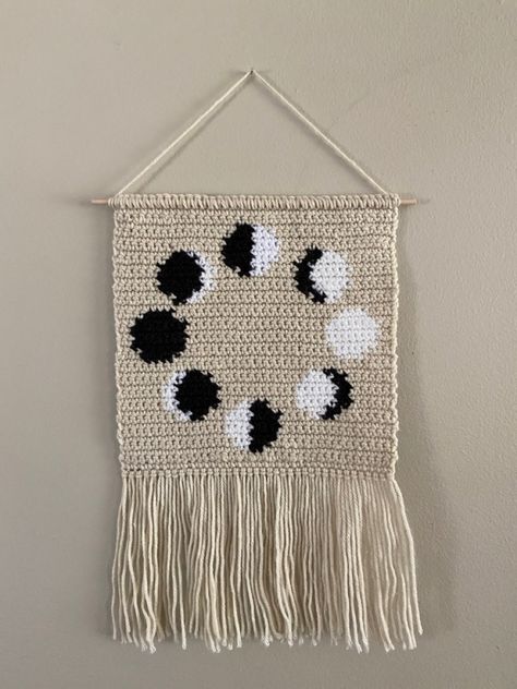 Alpha Pattern Moon Phases, Moon Crochet Tapestry, Bookmarks Diy, Crochet Strawberry, Bracelets Patterns, Pixel Crochet, Easy Crochet Projects, Pixel Art Grid, Cross Stitch Bookmarks