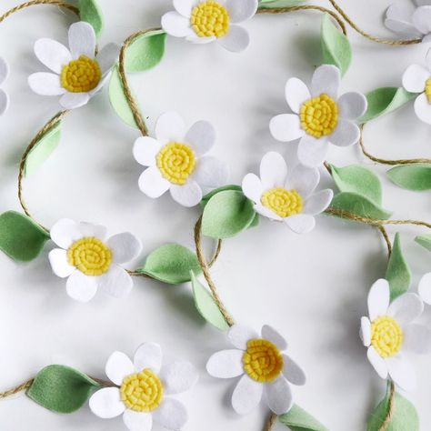 Felt Daisy Garland, Felt Crafts Kids Easy, Felt Flower Ornaments, Summer Felt Garland, Felt Banner Diy, Crafts For Adults Easy, Strawberry Mobile, Diy Garland Ideas, Sewn Garland