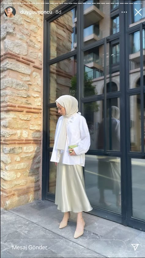 Satin Maxi Skirt Outfit Hijab, Beige Satin Skirt Outfit, Silk Skirt Outfit Summer, Wedding Skirt Outfit, Satin Skirt Outfit, Street Hijab Fashion, Long Skirt Fashion, Muslim Outfits Casual, Hijab Style Casual