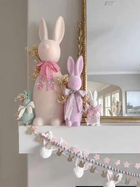 Easter House Decorations, Easter Mantle Decor, Modern Easter Decor, Holiday House Decor, Easter Mantle, Easter House, Easter Egg Garland, Spring Board, Modern Easter