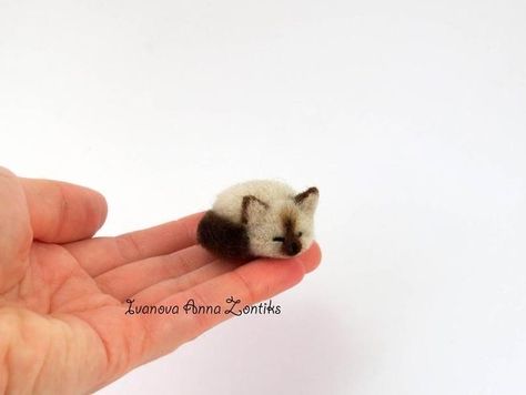 Miniature Cats, Cat Dollhouse, Felt Cats, Tovad Ull, Miniature Cat, Needle Felted Cat, Needle Felting Diy, Wool Felting, Sleeping Kitten