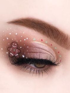 Easy Makeup Designs, Christmas Eye Looks, Christmas Make Up Looks, Makeup Ideas 2023, Christmas Eye Makeup Ideas, Creative Christmas Makeup, Christmas Eyeliner, Christmas Eyeshadow Looks, Holiday Eye Makeup