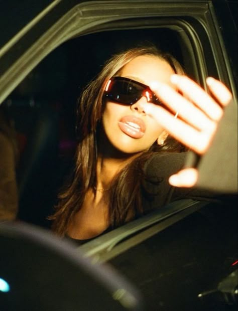 Paparazzi Aesthetic Photos, Flash Photoshoot Ideas, Fake Paparazzi Photos Aesthetic, Rbf Aesthetic, 90s Paparazzi Shots, Paparazzi Style Photoshoot, Paparazzi Photos Aesthetic, Selfies In Car, Flash Photography Aesthetic