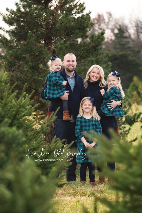 Hunter Green Family Picture Outfits, Family Photoshoot Winter, Family Christmas Photoshoot Ideas, Card Outfit, Tree Farm Photo Shoot, Christmas Tree Farm Photo Shoot, Farm Outfit, Family Christmas Pictures Outfits, Women Template