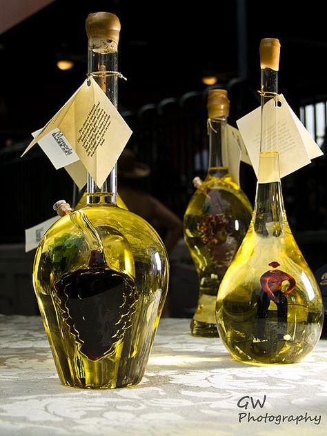 Olive Decor, Oil And Vinegar Bottles, Downtown Winter, Bottle Lables, Vodka Packaging, Olive Oil Packaging, Flavored Olive Oil, Oil Packaging, Homemade Oil