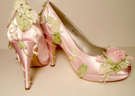 Garden Wedding Shoes, Fae Cosplay, Fae Ball, Fairycore Wedding, Fairy Heels, Shoes With Flowers, Pink Bridal Shoes, Fairy Shoes, Flower Heels