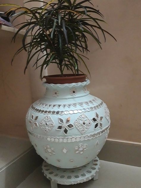 Old pot decoration #ceramic #diypottery Lippan Art On Flower Vase, Lippan Art Mirror On Pot, Lippan Art On Matka, Kalash Painting Ideas, Lippan Art On Vase, Clay And Mirror Craft, Lippan Art On Pot, Clay Pot Painting Ideas Indian, Mud Pot Painting Ideas Indian