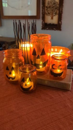 Painted Glass Jars Diy, Candle Glass Jar Ideas, Pickle Jar Crafts, Glass Jars Diy, Fall Jars, Fun Diy Halloween Decorations, Moldes Halloween, Crafts With Glass Jars, Painting Glass Jars