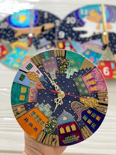 "The wall clock is a wonderful decor for your home or a special gift for your friend or gift idea for Christmas, wedding or housewarming. This original stained glass wall clock depicting small colorful houses is made on a glass base using stained glass painting technique. In this work, I paid great attention to small details - berries on trees, little cats on the fence, small patterns on the roofs and on the houses themselves. The effectiveness of these wall clock is achieved through the use of Painting Clock Ideas, Painted Wall Clock, Wall Clock Painting Ideas, Clock Painting Ideas, Diy Clock Ideas, Painted Clocks, Yarn Art Diy, Homemade Clocks, Painting Wall Clock