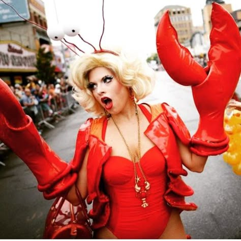 Lots of inspiration, diy & makeup tutorials and all accessories you need to create your own DIY Lobster / Crab Costume for Halloween. Rock Lobster Costume, Crab Costume Women, Lobster Costume Diy, Lobster Makeup, Crab Costume Diy, Diy Lobster Costume, Oyster Costume, Lobster Outfit, Lobster Halloween