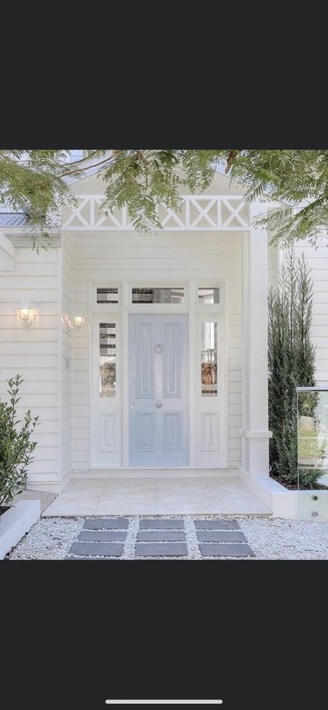 Porta Halloween, Hamptons Homes, Blue Front Door, Pintura Exterior, Painted Front Doors, House Front Door, Modern Farmhouse Exterior, Front Door Colors, Hamptons House