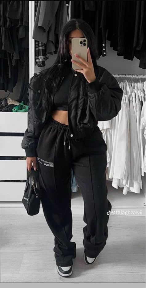 Hoodie Joggers Outfit, Streetstyle Winter, Joggers Outfit Black Women, Beanie Outfit Street Style, Airport Pictures, Minimalist Fashion Women, Winter Fashion Outfits Casual, Outfit Inspo Casual, Curvy Girl Outfits