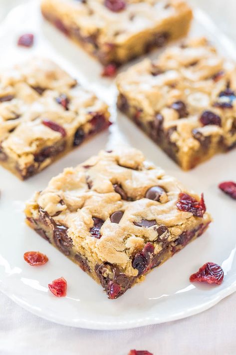 Chocolate Chip Cranberry Bars Recipe - Averie Cooks Cranberry Chocolate Chip Cookies, Cranberry Bars Recipe, Cranberry Desserts, Mmm Cookies, Chocolate Alternatives, Cranberry Chocolate, Cranberry Bars, Bar Desserts, Cranberry Bliss Bars