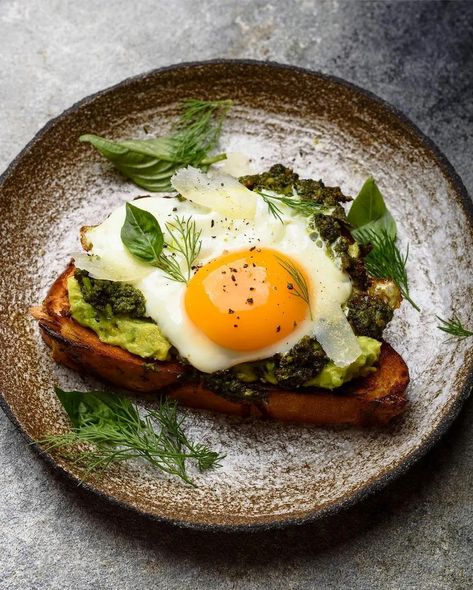 Pesto Toast, Eggs Photography, Avocado Egg Toast, Egg Restaurant, Egg For Breakfast, Avocado On Toast, Food Alternatives, Fancy Breakfast, Healthy Food Alternatives