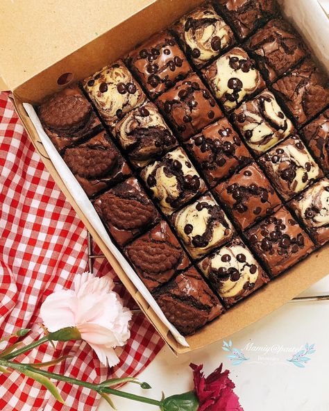 Box Of Brownies Aesthetic, Fudgy Brownies Aesthetic, Fudgy Brownies Packaging, Brownies Aesthetic, Bread Character, Food Photography Cake, Brownie Packaging, Homemade Brownies, Baking Business