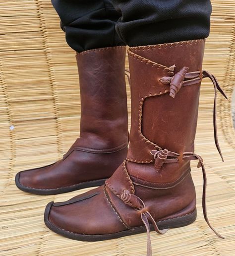 Boots Medieval, Medieval Shoes, Medieval Boots, Viking Shoes, Medieval Clothes, Medieval Woman, Viking Men, Larp Costume, Medieval Fashion