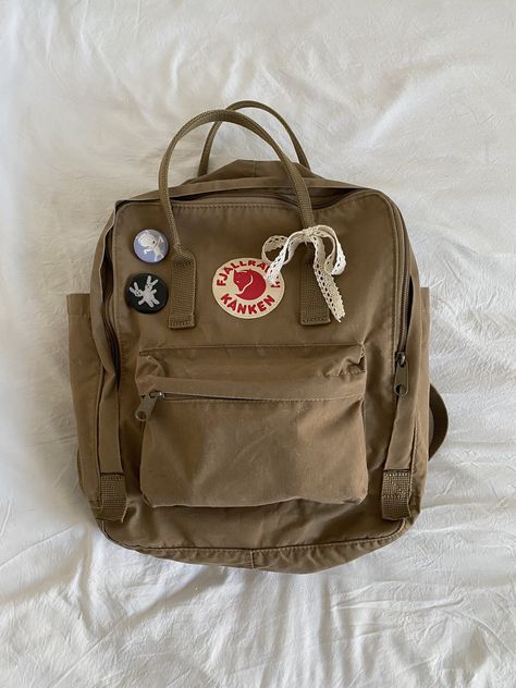 𝗹𝗶𝗻𝗮 (@arabneutral) on X Dream Backpack, Mint Tin Crafts, Black School Bags, Pretty Tote Bags, Backpack Fjallraven, Messanger Bag, Strange Magic, Fjällräven Kånken, My Backpack