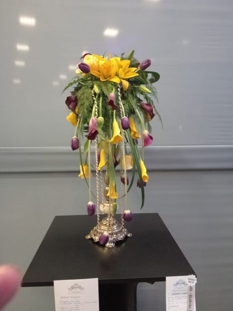 Fall Flower Centerpieces, Contemporary Flower Arrangements, Floral Art Arrangements, Tropical Flower Arrangements, Easter Flower Arrangements, Altar Flowers, Large Flower Arrangements, Ikebana Flower Arrangement, Church Flower Arrangements