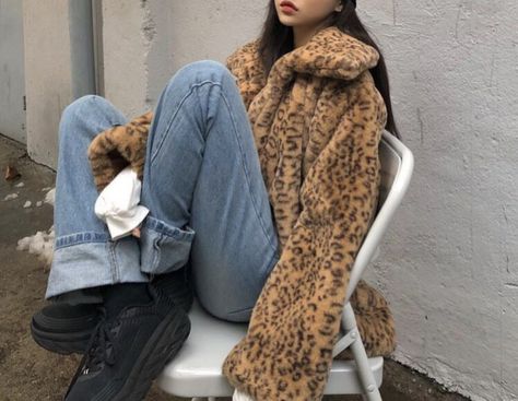 image Cheetah Print Coat Aesthetic, Cheetah Print Jacket Outfit, Cheetah Jacket Outfit, Leopard Jacket Outfit, Cheetah Print Coat, Paris Mode, Jacket Outfit, Korean Fashion Trends, Print Coat