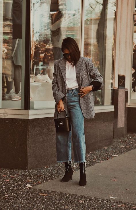 80's trend | over sized blazer | over sized blazer outfit | boyfriend jeans and blazer | street style | outfit inspo | women's fashion | fall fashion ideas Oversize Blazer Outfit, Oversized Blazer Outfit, 80s Trends, 80s Blazer, Blazer Street Style, Blazer Outfits Casual, Blazer Outfit, Blazer Jeans, Thrift Fashion