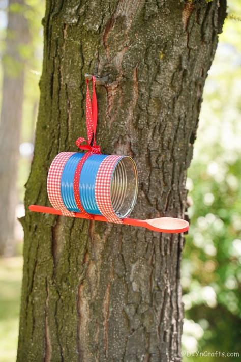 This upcycled tin can bird feeder is such an adorable addition to your garden! Make this in minutes to hang on a tree! Bird Feeder Stands, American Flag Crafts, Make A Bird Feeder, Bird Feeder Craft, Flag Crafts, Bird Houses Ideas Diy, Homemade Bird Feeders, Recycle Cans, Tin Can Crafts