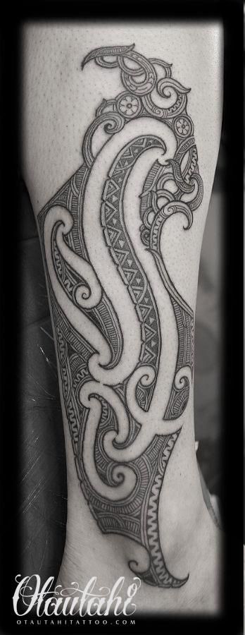 side of calf moko from Brad Cone at Otautahi Tattoo Māori Designs, Indigenous Tattoo, Moko Tattoo, Wahine Toa, Tatau Tattoo, Ta Moko Tattoo, Ta Moko, Piece Tattoo, Maori Tattoos