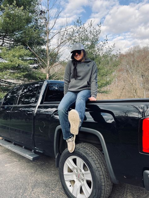 Poses For Country Pictures, Truck Pics Photo Ideas, Pictures With Trucks Photo Ideas, Photoshoot Ideas With Truck, Pickup Photoshoot, Truck Girl Aesthetic, Truck Poses For Women, Truck Photoshoot Ideas Women, Truck Pictures Ideas