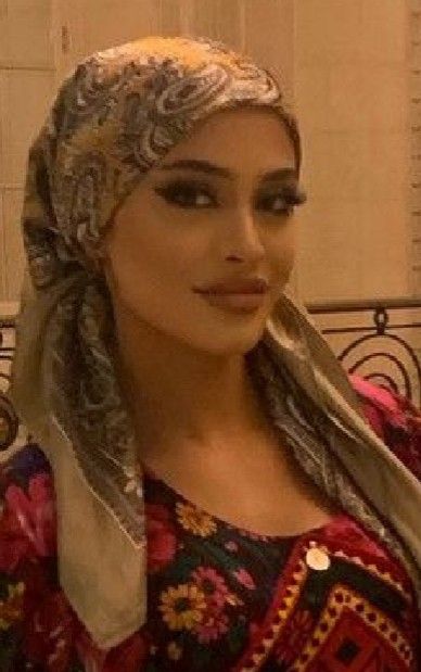 Turkish Head Scarf, Christian Veils, Old Hollywood Movies, Silk Headscarf, Head Scarf Styles, Arabian Beauty, Arab Beauty, Friend Poses Photography, Hijabi Girl