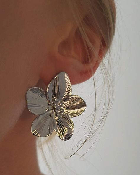 Our best selling flower studs are now available in Silver ❤️ Silver Earrings Aesthetic, Accesorios Aesthetic, Flower Earrings Silver, Money Jewelry, Jewellery Aesthetic, Earrings Aesthetic, Silver Flower Earrings, Flower Stud Earrings, Flower Stud