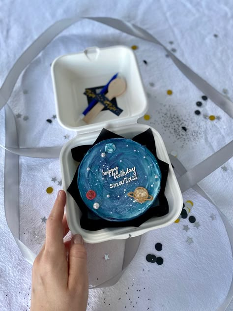 Space Cake Aesthetic, Bento Cake Galaxy, Space Birthday Cake Ideas, Birthday Cake Space Theme, Cake Space Theme, Saturn Cake, Night Sky Cake, Galaxy Themed Cake, Galaxy Birthday Cake