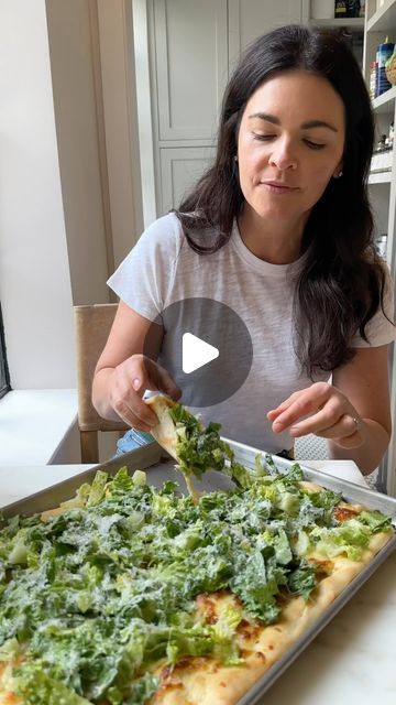 Katie Lee Biegel Pizza Salad, Fresh Mozzarella Pizza, Caesar Salad Pizza, Salad Pizza, Hot Pizza, Delicious Pizza Recipes, Mozzarella Pizza, Pizza Salad, Caesar Salad Dressing