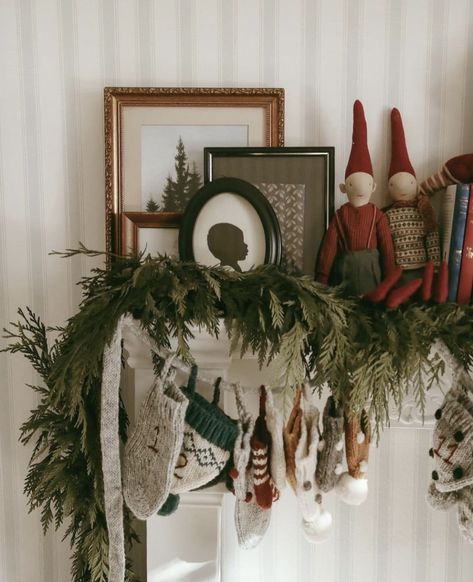 Cottage Core Christmas, Christmas Dreaming, Cozy Christmas Decor, Cottage Christmas, Aesthetic Christmas, Christmas Inspo, Antique Christmas, Merry Little Christmas, Christmas Mood