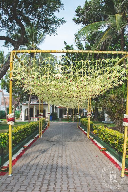 Driveway Wedding Decor, Hindu Wedding Entrance Decor, Pathway Wedding Decor, Muhurtham Decor, Pathway Decor, Mandap Design, Simple Stage Decorations, Vastu House, Village Wedding