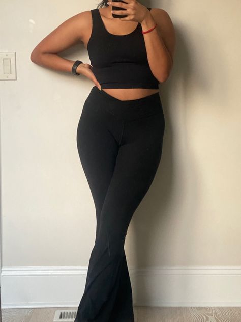 A woman shows off her black flared leggings outfit. Style Black Flared Pants, Bellbottom Leggings Outfit, Black Flares Outfit, Black Flare Leggings Outfit, Black Flared Leggings Outfit, Flair Leggings Outfit, Flare Pants Casual, Flare Leggings Outfit, Chloe Outfit