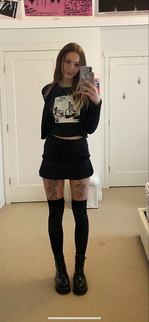 Knee High Socks Outfit Grunge, Knee Socks Outfits Summer, Alt Going Out Outfits, Knee High Socks Outfit Aesthetic, Knee Socks Outfits, Knee High Socks Outfit, High Socks Outfits, High Knee Socks Outfit, Socks Outfit