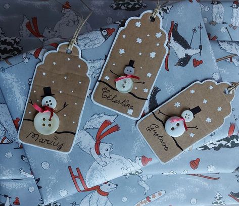 Christmas Button Crafts, Christmas Tags Handmade, Homemade Tags, Christmas Ornament Template, Christmas Gift Tags Diy, Christmas Gift Tags Handmade, Christmas Crafts Diy Projects, Xmas Tags, Handmade Christmas Crafts