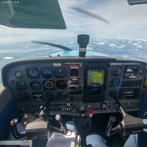 ❗Cessna 172 Cockpit view❗Today's Inflight view on the way to Buochs in Switzerland for my photo mission a Citation Jet M2!  #c172 #cessna… Cessna 172 Skyhawk Cockpit, C172 Cockpit, Cessna Cockpit, Cessna 172 Cockpit, Airplane Museum, Cessna 210, Cessna 172 Skyhawk, September Goals, Cockpit View