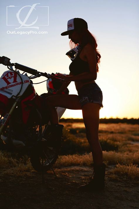 Dirt Bike Photoshoot Women, Country Photoshoot, Dirt Biking, Bike Photoshoot, Motorbike Girl, Solo Photo, Bf Gifts, Bike Photo, Calendar Girls