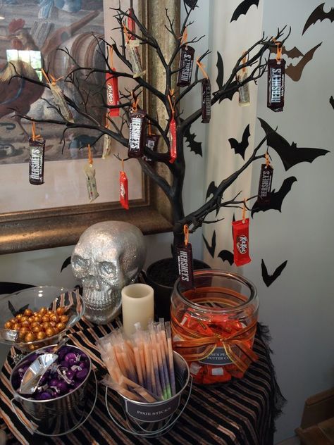 20 Pretty Halloween Decorations Ideas for This Year - Decoration Love Tavola Halloween, Pretty Halloween Decorations, Halloween Candy Table, Halloween Candy Buffet, Scary Halloween Food, Halloween Ideias, Halloween Candy Bar, Ghoul School, Dulces Halloween