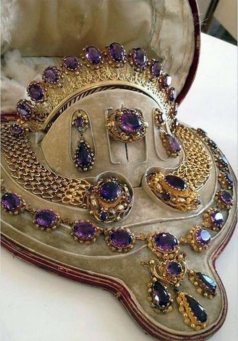 Gaun Abad Pertengahan, Classic Jewellery, Historical Jewellery, Royal Jewels, Ancient Jewelry, Amethyst Jewelry, Royal Jewelry, Crown Jewels, Fabulous Jewelry