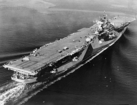 Essex class USS Yorktown (CV-10) running trials, 30 Sep 1944, after a refit at the Puget Sound Navy Yard. The pictures show the carrier camouflaged in Measure 33/10A, and details of the flight deck and the numerous gun mounts along its edge. Note that the two aft radio masts have been replaced by whip aerials. Uss Hornet, Uss Yorktown, Dazzle Camouflage, Navy Carriers, Navy Aircraft Carrier, Us Navy Ships, Aircraft Carriers, Air Craft, 30 September