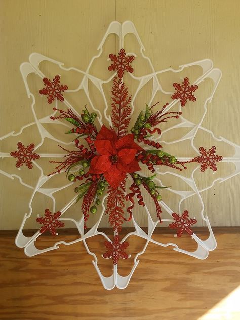 Snowflake Wreaths, Hanger Snowflake, Snowflakes Ornaments, Kerajinan Diy, Dollar Tree Christmas Decor, Hanger Crafts, Plastic Clothes, Dollar Tree Christmas, Diy Ornaments