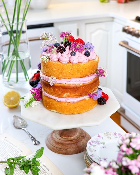 Sponge-like Vanilla Cake Layers that stay moist for 3 days, a soft Mixed Berry Buttercream, and a Honey Berry Compote.... the perfect summer cake recipe! Mixed Fruit Cake, Berry Layer Cake, Layered Berry Cake, Sponge Cake Birthday Cakes, Vanilla Fruit Cake, Vanilla Berry Cake, Summer Berry Cake, Birthday Sponge Cake, Cake With Berries On Top