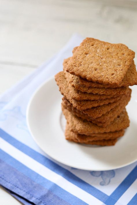 DIY Graham Crackers | Everyday Annie Diy Graham Crackers, Gluten Free Biscoff, Biscuit Recipes Uk, Homemade Smores, Graham Cracker Recipes, Speculoos Cookies, Homemade Graham Crackers, Cracker Recipes, Graham Cracker