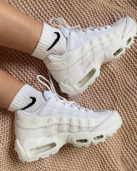 pinterest @kassidycorbin ✰ Nike Airmax 95, Air Max 93, Photographie Indie, Airmax 95, Airmax Nike, Air Max 180, Sport Shoes Women, Nike Shox, Swag Shoes