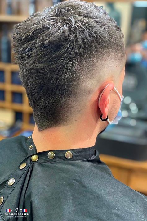 Coupe mulet homme & dégradé américain - La Barbe de Papa Pau - Coiffeur & Barbier Français Mulet Hair Men, Fohawk Haircut Fade, Boys Fade Haircut, Men Fade Haircut Short, Short Hair With Beard, Male Haircuts Curly, Short Fade Haircut, Mohawk Hairstyles Men, Mens Haircuts Short Hair