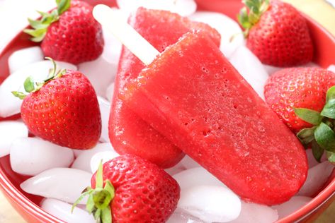 Fresh Strawberry Ice Pops - Everyday Shortcuts Watermelon Popsicles Recipe, Lemonade Popsicles, Strawberry Simple Syrup, Homemade Strawberry Lemonade, Watermelon Popsicles, Fruit Pops, Berry Fruit, Popsicle Recipes, Ice Pops