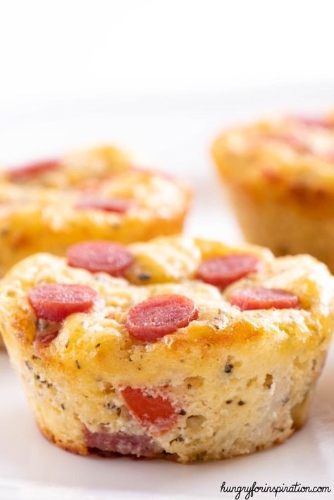 Keto Pizza Muffins, Pizza Muffins Recipe, Pizza Cupcakes, Pizza Cups, Paleo Pizza, Quick Pizza, Pizza Muffins, Low Carb Muffins, Keto Pizza